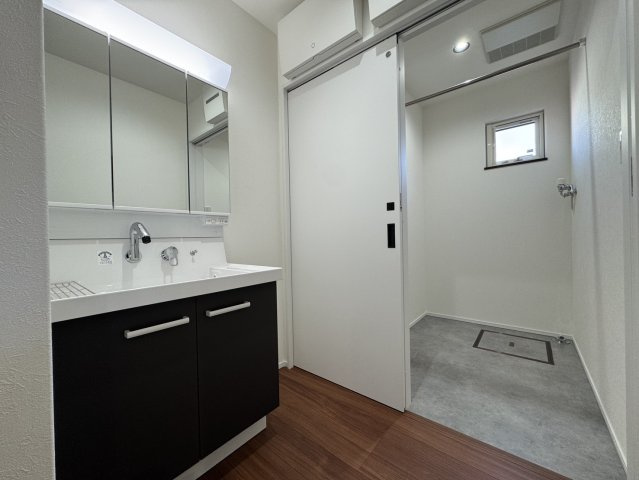 釧路市愛国東1丁目Kospaモデル▽家事動線と収納力が自慢の高性能な家の独立洗面台|洗面と脱衣室が独立。家族の入浴中も気兼ねなく洗面台が使えます♪