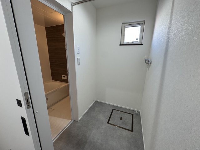 釧路市愛国東1丁目Kospaモデル▽家事動線と収納力が自慢の高性能な家の脱衣所|脱衣室を分けた「セパレート設計」。来客時も生活感を隠せます◎