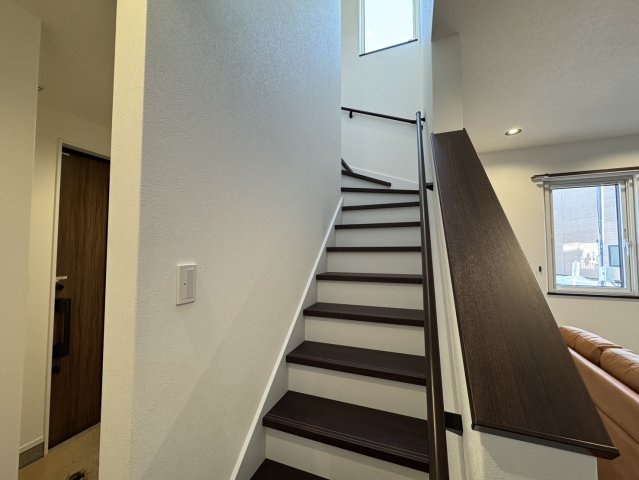 釧路市愛国東1丁目Kospaモデル▽家事動線と収納力が自慢の高性能な家のその他|リビング横の階段で家族の気配を感じる、安心感のある間取り。