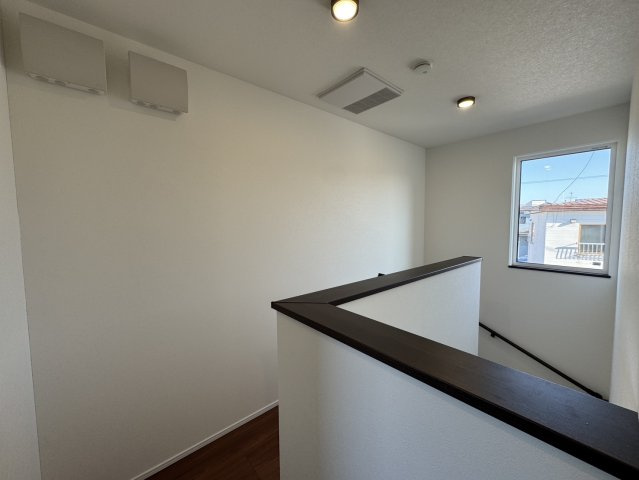 釧路市愛国東1丁目Kospaモデル▽家事動線と収納力が自慢の高性能な家のその他|無駄のない動線設計。明るく広々とした2階の共有スペース。