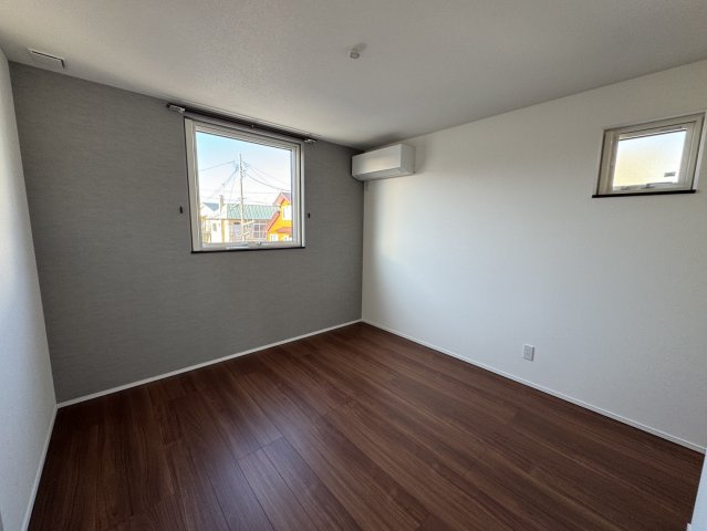 釧路市愛国東1丁目Kospaモデル▽家事動線と収納力が自慢の高性能な家の洋室|エアコン完備で年中快適。シンプルで家具配置しやすいお部屋♪