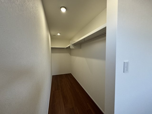 釧路市愛国東1丁目Kospaモデル▽家事動線と収納力が自慢の高性能な家の収納|大容量WIC完備。衣類から季節物までスッキリ収まる収納力。