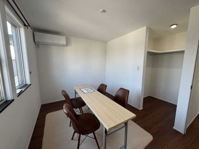 釧路市愛国東1丁目Kospaモデル▽家事動線と収納力が自慢の高性能な家の洋室|白壁に木目が映えるモダンな内装。スッキリ片付く収納付き！