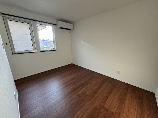 釧路市愛国東1丁目Kospaモデル▽家事動線と収納力が自慢の高性能な家の洋室|柔らかな光が注ぐ心地よい空間。自分時間を豊かに彩る一室。