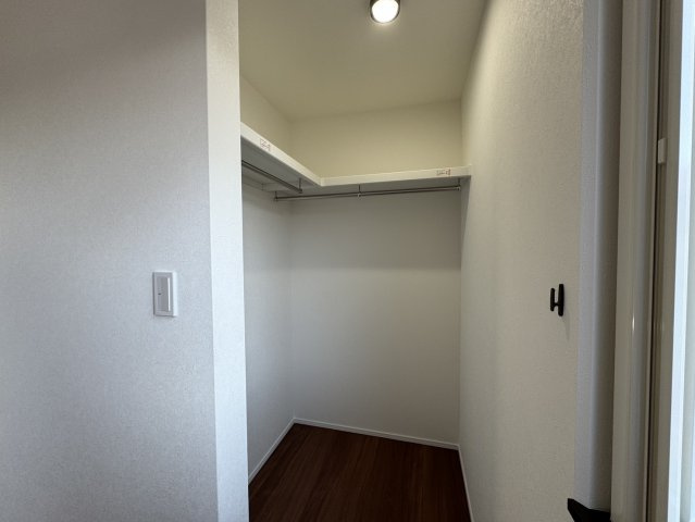 釧路市愛国東1丁目Kospaモデル▽家事動線と収納力が自慢の高性能な家の収納|空間を有効活用した機能的クローゼット。整理整頓も簡単に。