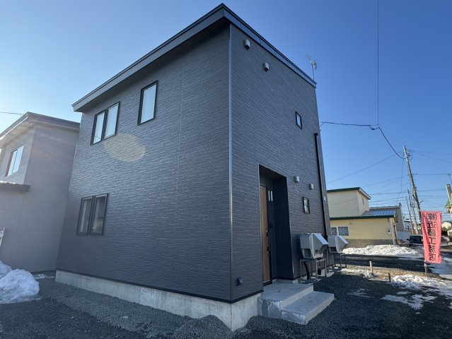 釧路市愛国東1丁目Kospaモデル▽家事動線と収納力が自慢の高性能な家の外観|片流れ屋根が描く美しいシルエット。青空に映えるモダンな外観◎