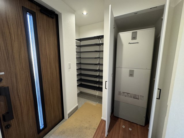 釧路市愛国東1丁目Kospaモデル▽家事動線と収納力が自慢の高性能な家の玄関|エコキュート完備のオール電化住宅。機能性と美しさを両立！