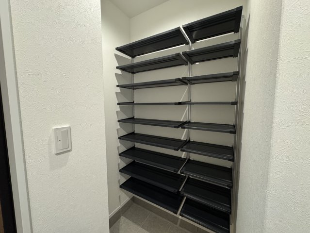 釧路市愛国東1丁目Kospaモデル▽家事動線と収納力が自慢の高性能な家の玄関|スッキリ整う玄関を実現！収納豊富なシューズクローゼット。