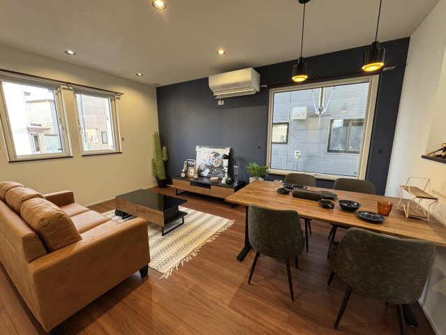 釧路市愛国東1丁目Kospaモデル▽家事動線と収納力が自慢の高性能な家の居間・リビング|ダウンライトが優しく照らす、開放感あふれる寛ぎのリビング♪