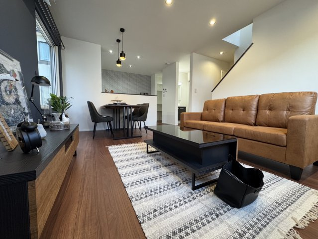 釧路市愛国東1丁目Kospaモデル▽家事動線と収納力が自慢の高性能な家の居間・リビング|落ち着いた配色で、洗練された住空間です◎