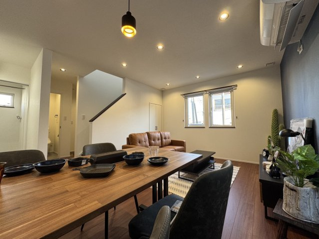 釧路市愛国東1丁目Kospaモデル▽家事動線と収納力が自慢の高性能な家の居間・リビング|木の温もりとデザイン照明が演出する、おしゃれな空間♪