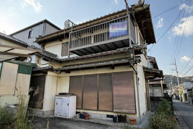 高知市北竹島町　潮江小学校近くの物件！中古一戸建ての外観|どこか懐かしさを感じる佇まい。
静かな住宅街に位置する一邸です。