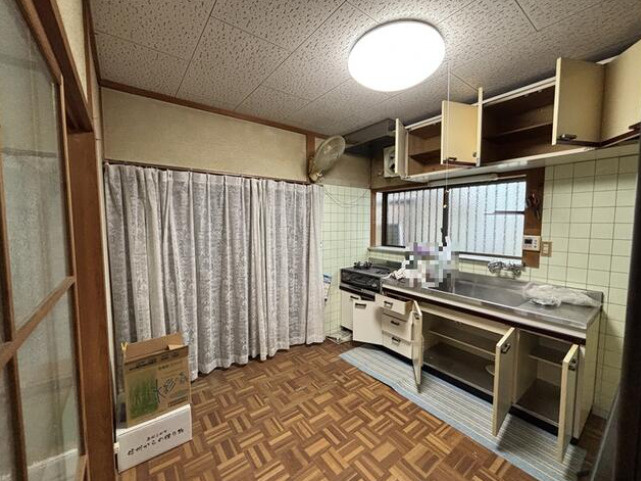 高知市北竹島町　潮江小学校近くの物件！中古一戸建てのキッチン|窓付きで明るさを確保したキッチンスペース。
収納棚も備え、使いやすい配置です。