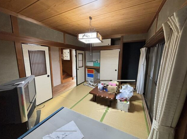 高知市北竹島町　潮江小学校近くの物件！中古一戸建ての和室|落ち着いた木目天井が印象的な和室。
畳のやわらかな質感が心地よい空間です。