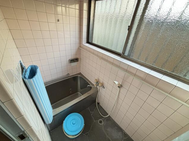 高知市北竹島町　潮江小学校近くの物件！中古一戸建ての浴室|窓付きで明るさのある浴室。
自然換気が可能な仕様です。