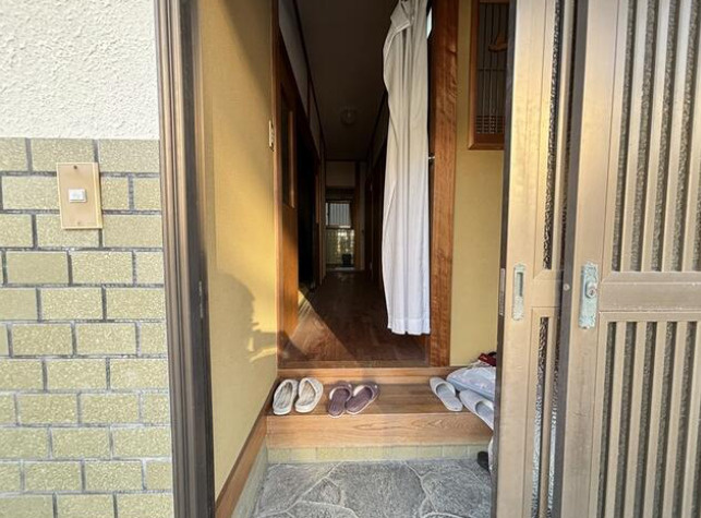 高知市北竹島町　潮江小学校近くの物件！中古一戸建ての玄関|和の趣を感じる玄関まわり。
落ち着いた住まいの第一印象です。