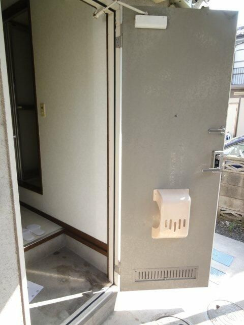 ネオファミーユ橋本の玄関