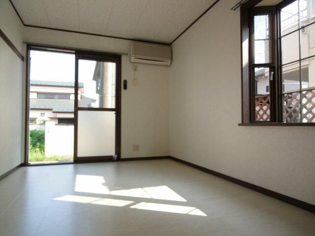 ネオファミーユ橋本の居間・リビング