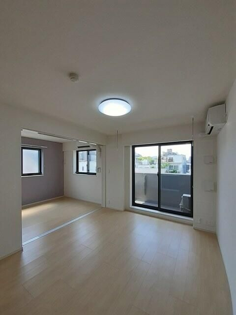 スピティ根津の居間・リビング