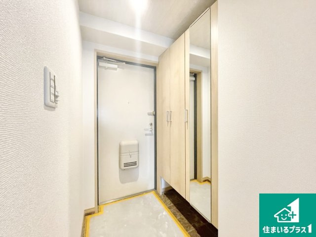 APAガーデンコート鳳西壱番館の玄関|大きな鏡付きシューズボックスは、外出前のファッションチェックにいいですね！たっぷり収納スッキリ玄関！