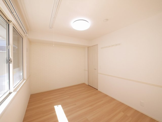 サニーソレイユの寝室|明るい洋室です。