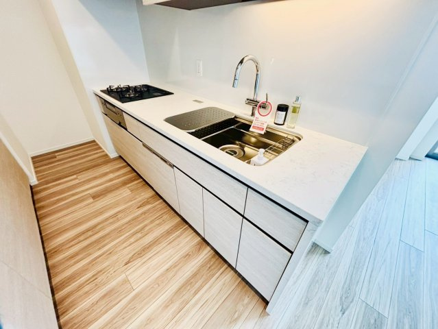 SKY DUO PARK VILLAGE T棟  33階のキッチン|収納スペースが豊富なキッチンです。食洗機、ディスポーザー、浄水器、カップボードが設置されています。