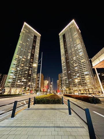 SKY DUO PARK VILLAGE T棟  33階の外観|T棟の夜の外観です。