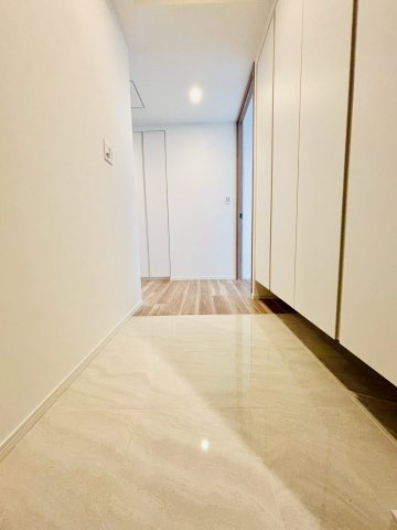 SKY DUO PARK VILLAGE T棟  33階の玄関|広々とした玄関となります。
シューズボックスも大容量です。