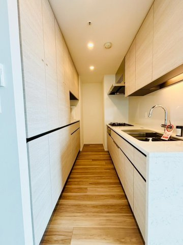 SKY DUO PARK VILLAGE T棟  33階のキッチン|収納スペースが豊富なキッチンです。食洗機、ディスポーザー、浄水器、カップボードが設置されています。