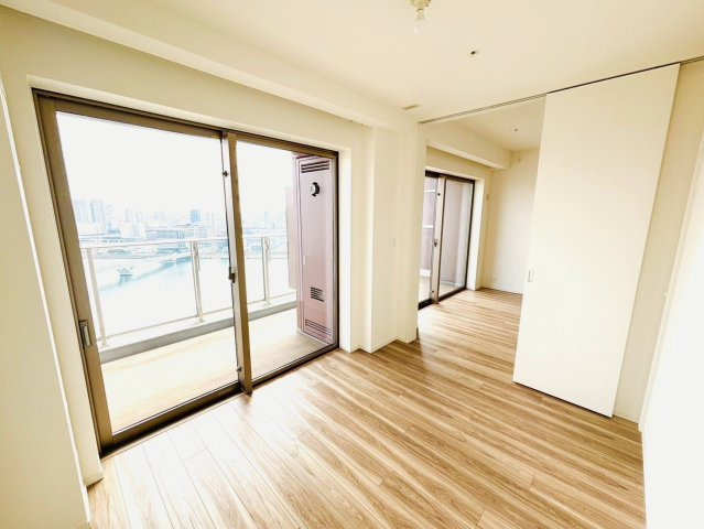 SKY DUO PARK VILLAGE T棟  33階の洋室|リビング横の5.0帖の居室となります。
バルコニーに面しており、居室からの眺望も良好です。