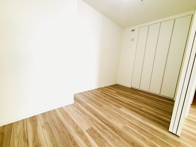 SKY DUO PARK VILLAGE T棟  33階の洋室|リビング西側5.0帖の居室です。