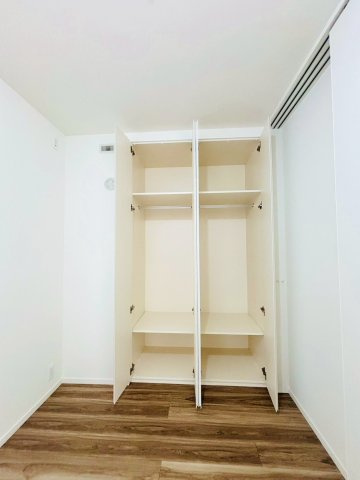 SKY DUO PARK VILLAGE T棟  33階の収納|リビング西側5.0帖居室のクローゼットです。