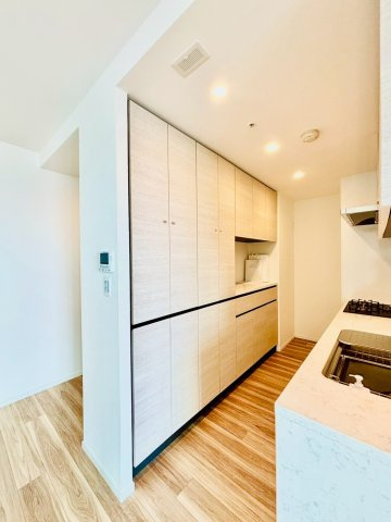 SKY DUO PARK VILLAGE T棟  33階のキッチン|収納スペースが豊富なキッチンです。
大容量のカップボードです。