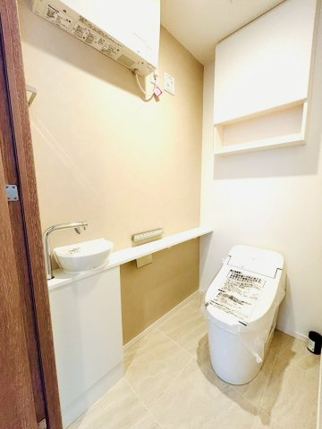 SKY DUO PARK VILLAGE T棟  33階のトイレ|手洗い付きのタンクレストイレです。