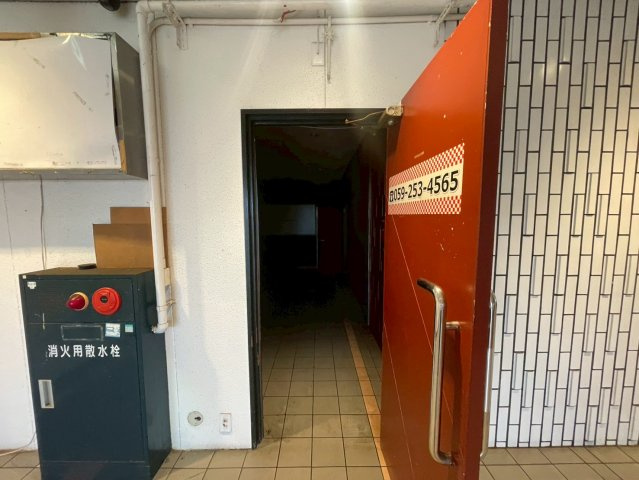 大門ビルの玄関