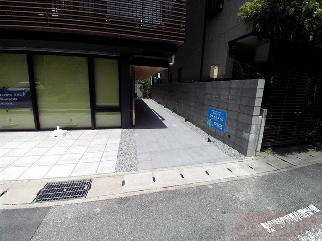 LEGALAND甲南山手のエントランス