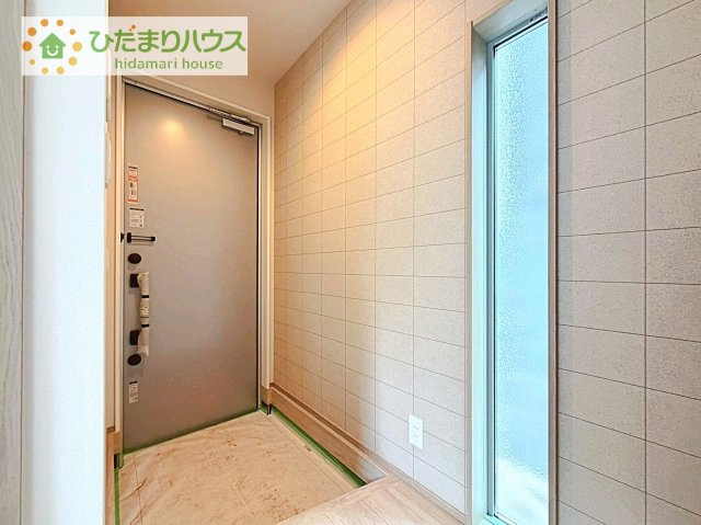 【玄関】 | 取手市中原町4　新築戸建 | 小窓が付いているドアなので明るいスペースになっています♪
