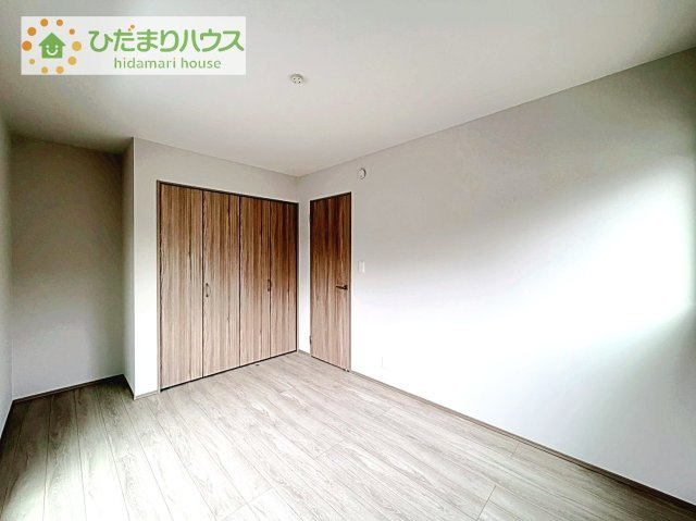 【寝室】 | 取手市中原町4　新築戸建 | バルコニーに面していて、たっぷり光りの入る明るい主寝室です！