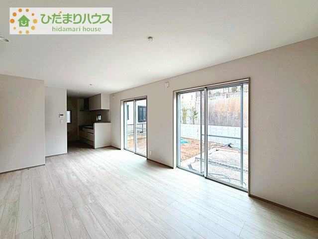 【居間・リビング】 | 取手市中原町4　新築戸建 | お子様が元気に遊べる広々としたリビングです！
