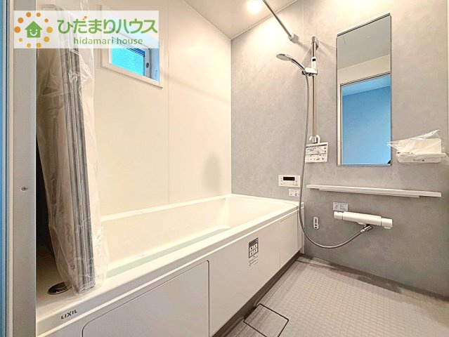 【浴室】 | 取手市中原町4　新築戸建 | 何歳まで一緒に入ってくれるだろうか・・・。
広いお風呂は、お子様と一緒に入るバスタイムがより楽しくなります。