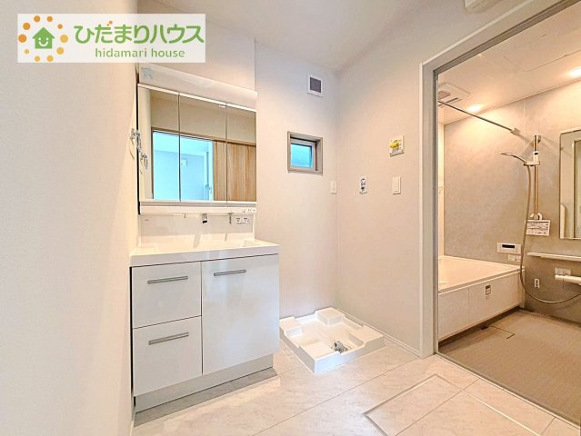 【独立洗面台】 | 取手市中原町4　新築戸建 | 三面鏡の大きな鏡は憧れます(^^♪
鏡の後ろは収納となっていて、細かいものでも収納できるのでスッキリと整理できます！