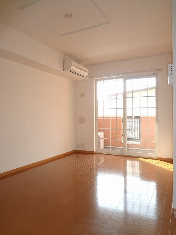 メゾンドデリエールの居間・リビング