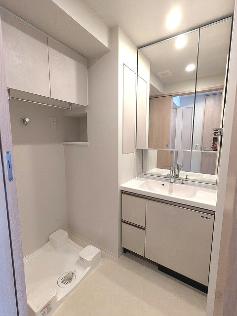 LEFOND PROGRES秋葉原マークスの洗面所|2面鏡付、ハンドシャワー付の独立洗面台、洗面台下にヘルスメーターストックあります、タオルフックにスマホストレージあり便利です