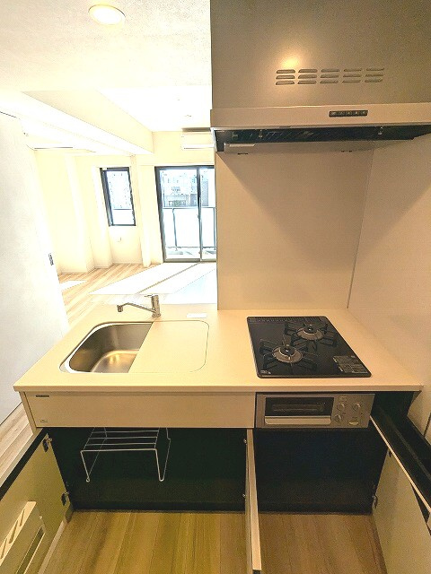 LEFOND PROGRES秋葉原マークスの設備|グリル付ガス2口システムカウンターキッチン、瀟洒でお手入れ楽なガラストップコンロです、温度調節など多機能なコンロです