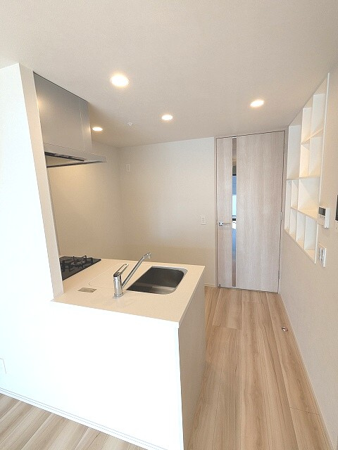 LEFOND PROGRES秋葉原マークスの設備|大型冷蔵庫などスペース確保、グリル付ガス2口システムカウンターキッチン、瀟洒でお手入れ楽なガラストップコンロです、温度調節など多機能なコンロです