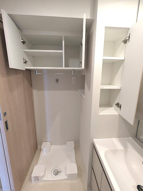 LEFOND PROGRES秋葉原マークスの設備|洗濯機置場は排水口のお手入れがし易い様に手前中央に配置し、足高の防水パンです