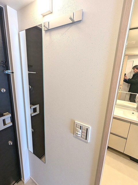 LEFOND PROGRES秋葉原マークスの設備|ディンプルキーのダブルロックセキュリティ、姿見鏡付、コートフック付、人感センサー玄関ライト