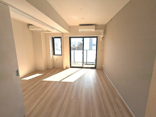 LEFOND PROGRES秋葉原マークスの居間・リビング|南向き日当り眺望良好
エアコン付
フロアにより室内カラーバリエーションが異なります：モカ：11・13Ｆ、ナチュラル：3・5・7・9F、ホワイト：2・4・6・8・10・12・14F