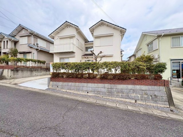 草津市若草7丁目　中古戸建ての前面道路含む現地写真