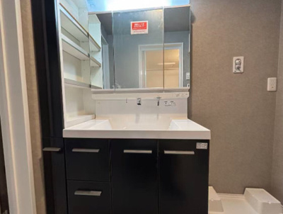 【洗面所】 | 西日暮里6丁目戸建 | 広い洗面スペース